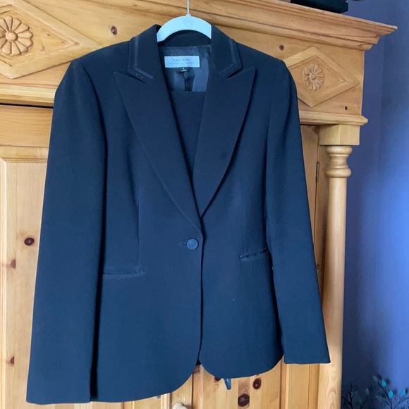 Tahari Business suit. Mint condition. - Picture 2 of 5